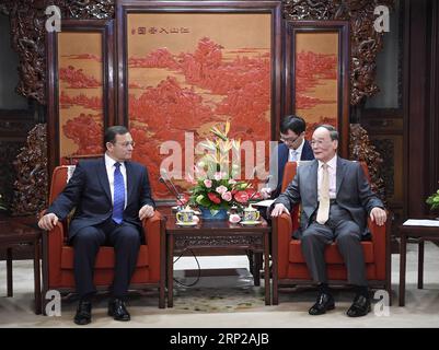 (180827) -- PEKING, 27. August 2018 -- der chinesische Vizepräsident Wang Qishan (R) trifft sich mit dem peruanischen Außenminister Nestor Francisco Popolizio Bardales in Peking, der Hauptstadt Chinas, am 27. August 2018. ) (mp) CHINA-BEIJING-WANG QISHAN-PERUVIAN FM-MEETING (CN) ZhangxLing PUBLICATIONxNOTxINxCHN Stockfoto