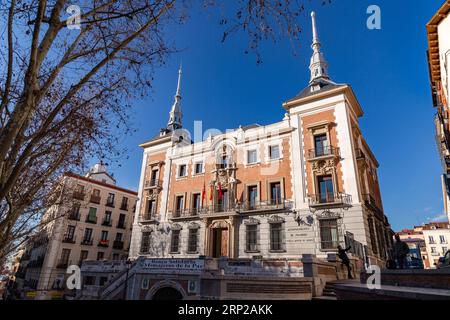 Madrid, Spanien - 17. FEBRUAR 2022: Außenansicht der städtischen Tanzschule, Escuela Mayor de Danza an der Plaza de Cascorro, Madrid, der Hauptstadt des Spa Stockfoto