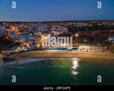 Der Strand von Olhos de Agua, einem ehemaligen Fischerdorf an der portugiesischen Algarve im Bezirk Faro, in der Nähe der Stadt Albufeira, wird beleuchtet Stockfoto