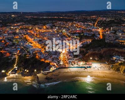 Der Strand von Olhos de Agua, einem ehemaligen Fischerdorf an der portugiesischen Algarve im Bezirk Faro, in der Nähe der Stadt Albufeira, wird beleuchtet Stockfoto