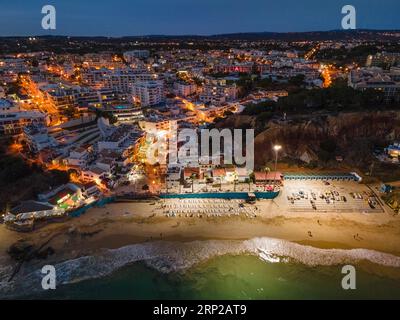 Der Strand von Olhos de Agua, einem ehemaligen Fischerdorf an der portugiesischen Algarve im Bezirk Faro, in der Nähe der Stadt Albufeira, wird beleuchtet Stockfoto