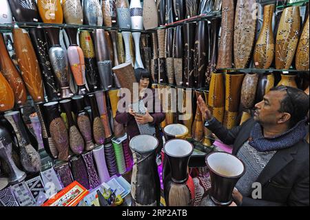 (180827) -- PEKING, 27. August 2018 -- der Geschäftsmann aus Bangladesch, Ariful Islam (R), wählt Vasen im internationalen Einkaufszentrum in Yiwu, Ostchinesische Provinz Zhejiang, 4. Januar 2018. ) Xinhua Schlagzeilen: XI gibt der Belt and Road Initiative TanxJin PUBLICATIONxNOTxINxCHN neue Impulse Stockfoto