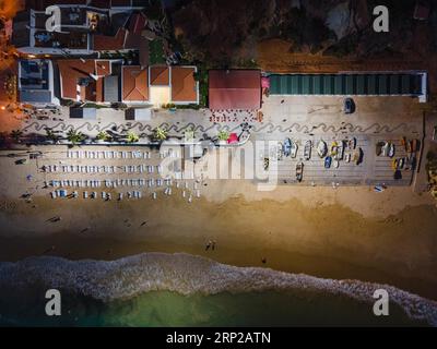 Der Strand von Olhos de Agua, einem ehemaligen Fischerdorf an der portugiesischen Algarve im Bezirk Faro, in der Nähe der Stadt Albufeira, wird beleuchtet Stockfoto