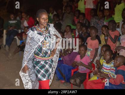 (180828) -- NAIROBI, 28. August 2018 -- Ein Maasai-Mädchen besucht am 23. August 2018 einen Schönheitswettbewerb zur Feier des Erwachsenenalters an der Olentoko-Grundschule, etwa 20 Kilometer von Ewuaso-Stadt, Kajiado County, Kenia. ) (Zxj) KENYA-OLENTOKO PRIMARY SCHOOL-MAASAI-BEAUTY ZhangxYu PUBLICATIONxNOTxINxCHN Stockfoto