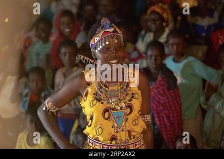 (180828) -- NAIROBI, 28. August 2018 -- Ein Maasai-Mädchen besucht am 23. August 2018 einen Schönheitswettbewerb zur Feier des Erwachsenenalters an der Olentoko-Grundschule, etwa 20 Kilometer von Ewuaso-Stadt, Kajiado County, Kenia. ) (Zxj) KENYA-OLENTOKO PRIMARY SCHOOL-MAASAI-BEAUTY ZhangxYu PUBLICATIONxNOTxINxCHN Stockfoto