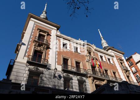 Madrid, Spanien - 17. FEBRUAR 2022: Außenansicht der städtischen Tanzschule, Escuela Mayor de Danza an der Plaza de Cascorro, Madrid, der Hauptstadt des Spa Stockfoto