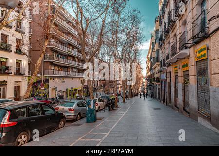 Madrid, Spanien - 17. FEBRUAR 2022: Allgemeine Architektur und Blick auf die Straße von Madrid, der Hauptstadt Spaniens. Stockfoto