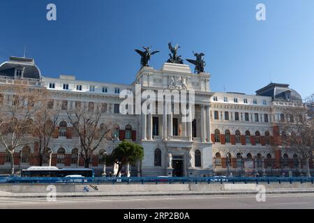 Madrid, Spanien – 17. FEBRUAR 2022: Der Palast von Fomento, auch bekannt als Gebäude des Landwirtschaftsministeriums, ist ein Bürogebäude aus dem 19. Jahrhundert in Madr Stockfoto