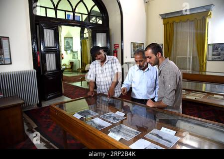 (180828) -- KABUL, 28. August 2018 -- Menschen besuchen das afghanische Nationalarchiv in Kabul, Afghanistan, 18. August 2018. ZU DIESEM Thema: Afghanistan's National Archives fördern kulturelle, historische Beziehungen zu China ) (gj) AFGHANISTAN-KABUL-NATIONAL ARCHIVES DaixHe PUBLICATIONxNOTxINxCHN Stockfoto