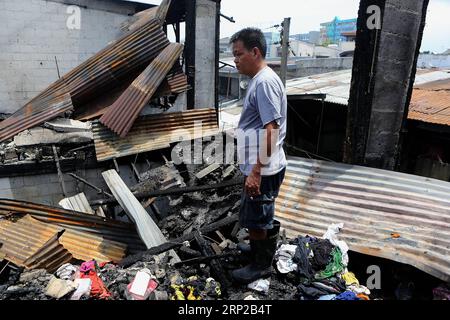 (180828) -- MANILA, 28. August 2018 -- Ein Bewohner sucht nach Habseligkeiten durch Schutt nach einem Brand in Manila, Philippinen, 28. August 2018. Mindestens fünf Kinder werden erschrocken und zwei weitere wurden verletzt, als am Montagmorgen eine Reihe von Häusern im Bezirk Tondo in Manila durch Feuer zerstört wurde. (Zxj) PHILIPPINEN-MANILA-FIRE-AFTERMATH ROUELLExUMALI PUBLICATIONxNOTxINxCHN Stockfoto