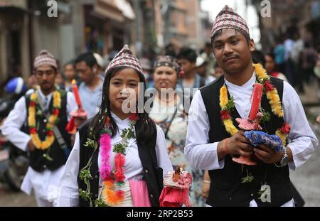 (180828) -- LALITPUR, 28. August 2018 -- Menschen nehmen an einer Parade zum Gedenken an das Mataya-Festival oder das Festival der Lichter in Lalitpur, Nepal, 28. August 2018, Teil. Während des Mataya-Festivals machten die Gläubigen eine eintägige Prozession und besuchten alle buddhistischen Schreine von Patan, Lalitpur. ) (Zxj) NEPAL-LALITPUR-FESTIVAL DER LICHTER sunilxsharma PUBLICATIONxNOTxINxCHN Stockfoto