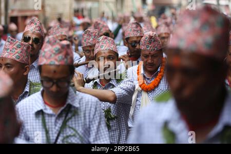 (180828) -- LALITPUR, 28. August 2018 -- Menschen spielen traditionelle Musik in einer Parade zum Gedenken an das Mataya-Festival, oder das Festival der Lichter, in Lalitpur, Nepal, 28. August 2018. Während des Mataya-Festivals machten die Gläubigen eine eintägige Prozession und besuchten alle buddhistischen Schreine von Patan, Lalitpur. ) (Zxj) NEPAL-LALITPUR-FESTIVAL DER LICHTER sunilxsharma PUBLICATIONxNOTxINxCHN Stockfoto