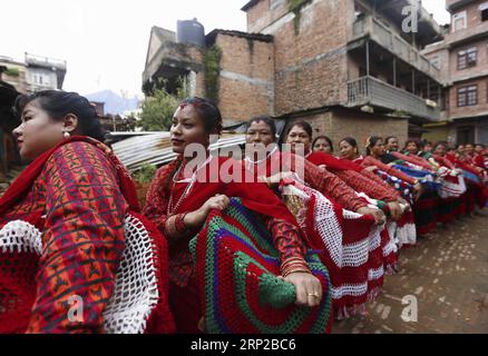 (180828) -- LALITPUR, 28. August 2018 -- NEPALESISCHE Devotees nehmen am Mataya-Festival im Dorf Thecho in Lalitpur, Nepal, am 28. August 2018 Teil. Mataya ist ein einzigartiges buddhistisches Festival in Lalitpur, wo Gläubige für die Seelen verstorbener Familienmitglieder beten und Paraden in der ganzen Stadt veranstalten. ) (lrz) NEPAL-LALITPUR-FESTIVAL-MATAYA SulavxShrestha PUBLICATIONxNOTxINxCHN Stockfoto