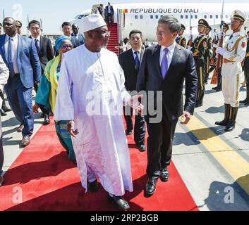 (180829) -- PEKING, 29. August 2018 (Xinhua) -- der malische Präsident Ibrahim Boubacar Keita (L) kommt am Capital International Airport in Peking, Hauptstadt Chinas, am 29. August 2018 an. Ibrahim Boubacar Keita nimmt an dem Gipfeltreffen des Forums für die Zusammenarbeit zwischen China und Afrika (FOCAC) in Peking Teil. (Xinhua/Shen Bohan) (gxn) (FOCAC)CHINA-PEKING-MALIAN PRESIDENT-ARRIVAL (CN) PUBLICATIONxNOTxINxCHN Stockfoto