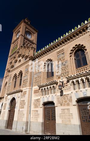 Toledo, Spanien – 17. FEBRUAR 2022: Kunstvolles Gebäude im Mudejar-Stil des Bahnhofs von Toledo, La Mancha, Spanien. Stockfoto
