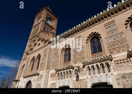 Toledo, Spanien – 17. FEBRUAR 2022: Kunstvolles Gebäude im Mudejar-Stil des Bahnhofs von Toledo, La Mancha, Spanien. Stockfoto