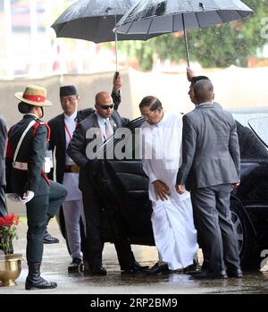 (180829) -- KATHMANDU, 29. August 2018 -- Sri-lankische Präsidentin Maithripala Sirisena kommt am 29. August 2018 zum Gipfeltreffen der Bengalischen Initiative für multisektorale technische und wirtschaftliche Zusammenarbeit (BIMSTEC) auf dem Tribhuvan International Airport in Kathmandu, Nepal, an. Am 30. Und 31. August findet in der nepalesischen Hauptstadt Kathmandu der vierte Gipfel der BIMSTEC statt. ) (QXY) NEPAL-KATHMANDU-BIMSTEC-GIPFEL-SRI LANKA ANKUNFT DES PRÄSIDENTEN SUNILXSHARMA PUBLICATIONXNOTXINXCHN Stockfoto