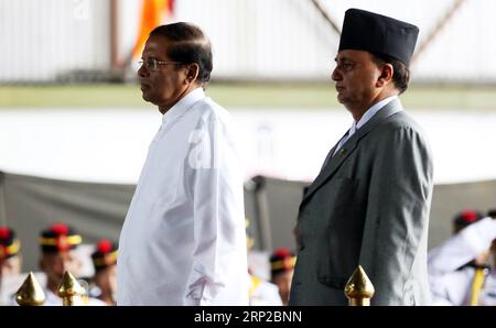 (180829) -- KATHMANDU, 29. August 2018 -- Sri-lankische Präsidentin Maithripala Sirisena kommt am 29. August 2018 zum Gipfeltreffen der Bengalischen Initiative für multisektorale technische und wirtschaftliche Zusammenarbeit (BIMSTEC) auf dem Tribhuvan International Airport in Kathmandu, Nepal, an. Am 30. Und 31. August findet in der nepalesischen Hauptstadt Kathmandu der vierte Gipfel der BIMSTEC statt. ) (QXY) NEPAL-KATHMANDU-BIMSTEC-GIPFEL-SRI LANKA ANKUNFT DES PRÄSIDENTEN SUNILXSHARMA PUBLICATIONXNOTXINXCHN Stockfoto