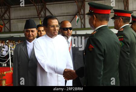 (180829) -- KATHMANDU, 29. August 2018 -- Sri-lankische Präsidentin Maithripala Sirisena kommt am 29. August 2018 zum Gipfeltreffen der Bengalischen Initiative für multisektorale technische und wirtschaftliche Zusammenarbeit (BIMSTEC) auf dem Tribhuvan International Airport in Kathmandu, Nepal, an. Am 30. Und 31. August findet in der nepalesischen Hauptstadt Kathmandu der vierte Gipfel der BIMSTEC statt. ) (QXY) NEPAL-KATHMANDU-BIMSTEC-GIPFEL-SRI LANKA ANKUNFT DES PRÄSIDENTEN SUNILXSHARMA PUBLICATIONXNOTXINXCHN Stockfoto