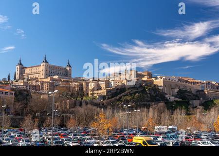 Toledo, Spanien – 17. FEBRUAR 2022: Der Alcazar von Toledo, Alcazar de Toledo, ist eine Steinbefestigung im höchsten Teil von Toledo, Spanien. Stockfoto