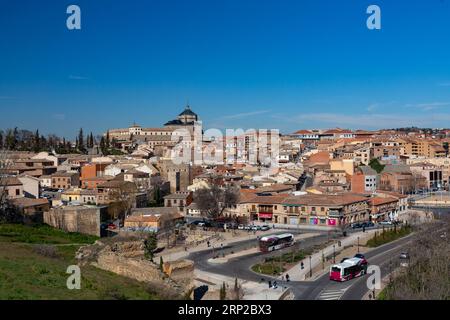 Toledo, Spanien – 17. FEBRUAR 2022: Typische Architektur und unvergleichlicher Blick auf die Straße in Toledo, Castilla La Mancha, Spanien. Stockfoto