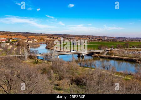 Toledo, Spanien – 17. FEBRUAR 2022: Typische Architektur und unvergleichlicher Blick auf die Straße in Toledo, Castilla La Mancha, Spanien. Stockfoto