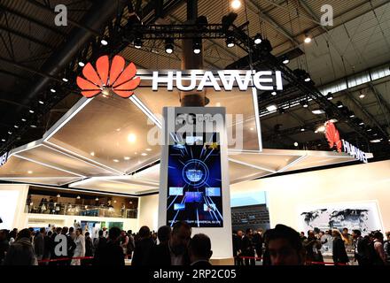 (180829) -- PEKING, 29. August 2018 -- Chinas Telekommunikationskonzern Huawei zeigt 5G-Technologie auf dem Mobile World Congress 2018 in Barcelona, Spanien, 26. Februar 2018. ) Xinhua Schlagzeilen: Chinas Privatunternehmen gewinnen an Dynamik angesichts der Herausforderungen von Guoxqiuda PUBLICATIONxNOTxINxCHN Stockfoto