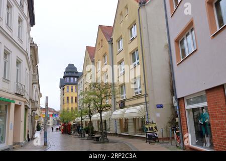 Mai 06 2023 - Schwerin, Mecklenburg-Vorpommern in Deutschland: Historische Gebäude und Stadtleben in der Schweriner Altstadt Stockfoto