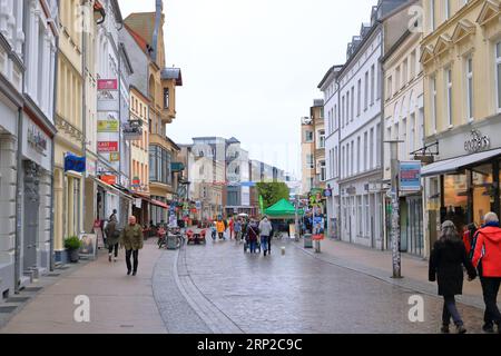 Mai 06 2023 - Schwerin, Mecklenburg-Vorpommern in Deutschland: Historische Gebäude und Stadtleben in der Schweriner Altstadt Stockfoto