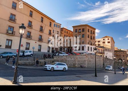 Toledo, Spanien – 17. FEBRUAR 2022: Typische Architektur und Blick auf die Straße in Toledo, Castilla La Mancha, Spanien. Stockfoto