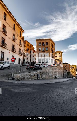 Toledo, Spanien – 17. FEBRUAR 2022: Typische Architektur und Blick auf die Straße in Toledo, Castilla La Mancha, Spanien. Stockfoto