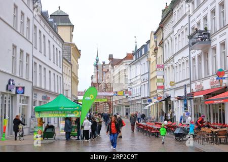 Mai 06 2023 - Schwerin, Mecklenburg-Vorpommern in Deutschland: Historische Gebäude und Stadtleben in der Schweriner Altstadt Stockfoto