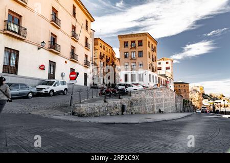 Toledo, Spanien – 17. FEBRUAR 2022: Typische Architektur und Blick auf die Straße in Toledo, Castilla La Mancha, Spanien. Stockfoto
