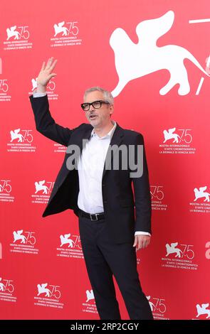 (180830) -- VENEDIG, 30. August 2018 -- Regisseur Alfonso Cuaron besucht Roma-Fotocall während des 75. Filmfestivals in Venedig im Sala Casino, Venedig, Italien, 30. August 2018. ) (yg) ITALY-CINEMA-VENICE-FILM-FESTIVAL ChengxTingting PUBLICATIONxNOTxINxCHN Stockfoto