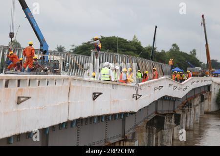 News Bilder des Tages (180830) -- BAGO, 30. August 2018 -- Arbeiter bauen eine einzige Vorburg-Brücke, um die Verkehrsverbindungen in der Region Bago, Myanmar, 30. August 2018 wieder aufzunehmen. Die Reparaturarbeiten an der beschädigten Brücke aufgrund des Einsturzes des Staudamms über den SWA Creek werden von den Baubehörden an der Swar Chaung-Brücke des Yangon-Mandalay Highway durchgeführt, der durch das Hochwasser des eingestürzten Staudamms von Swar Chaung betroffen ist. Der Staudamm von Swar Chaung stürzte über und beeinträchtigte die umliegenden Gebiete, einschließlich der verkehrsreichsten Landstraße des Landes und einiger Townships in der Region Bago. ) (l Stockfoto