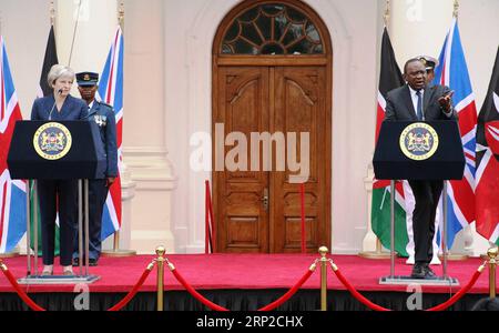 News Bilder des Tages (180830) -- NAIROBI, 30. August 2018 -- die britische Premierministerin Theresa May (L, Front) und der kenianische Präsident Uhuru Kenyatta sprechen am 30. August 2018 im State House in Nairobi, der Hauptstadt Kenias. Die britische Premierministerin Theresa May kam Anfang Donnerstag zu einem eintägigen offiziellen Besuch in Kenia, um die bilateralen Beziehungen zwischen den beiden Ländern zu stärken. ) (lrz) KENIA-NAIROBI-BRITISCHE PREMIERMINISTER-BESUCH CharlesxOnyango PUBLICATIONxNOTxINxCHN Stockfoto