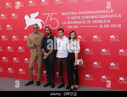 (180830) -- VENEDIG, 30. Aug. 2018 -- Schauspieler Jeff Goldblum, Regisseur Rick Alverson, Schauspieler Tye Sheridan und Schauspielerin Hannah Gross (L-R) besuchen den Mountain Fotocall während des 75. Filmfestivals in Sala Casino, Venedig, Italien, 30. Aug. 2018. ) (yg) ITALY-CINEMA-VENICE-FILM-FESTIVAL ChengxTingting PUBLICATIONxNOTxINxCHN Stockfoto