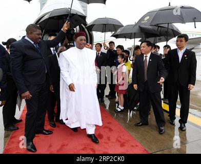 News Bilder des Tages (180830) -- PEKING, 30. August 2018 -- Präsident von Niger Mahamadou Issoufou (2. L, Front) kommt am 30. August 2018 in Peking, der Hauptstadt Chinas, an, um am Pekinger Gipfel des Forums für Zusammenarbeit zwischen China und Afrika (FOCAC) teilzunehmen. )(mcg) CHINA-BEIJING-NIGER-PRESIDENT-ARRIVAL (CN) JuxHuanzong PUBLICATIONxNOTxINxCHN Stockfoto