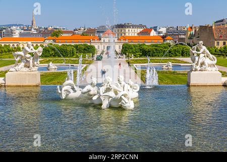 Brunnen mit Figuren aus der griechischen Mythologie, Belvedere-Garten, unteres Schloss Belvedere hinten, Wien, Österreich Stockfoto