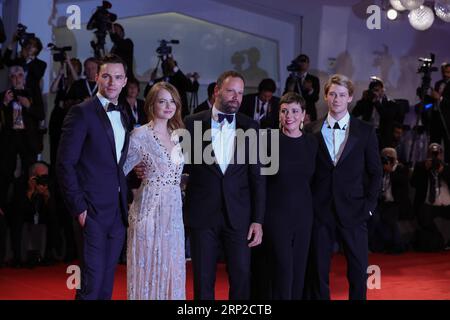 (180830) -- VENEDIG (ITALIEN), 30. August 2018 -- Regisseur Yorgos Lanthimos (C) und die Schauspieler Nicholas Hoult (1. L), Emma Stone (2. L), Olivia Colman (2. R) und Joe Alwyn nahmen an der Premiere des Films der Favorit beim 75. internationalen Filmfestival in Venedig, Italien, am 30. August 2018 Teil. ITALIEN-VENEDIG-FILMFESTIVAL- DER FAVORIT-PREMIERE CHENGXTINGTING PUBLICATIONXNOTXINXCHN Stockfoto