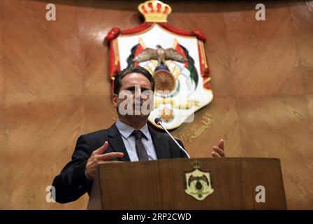 News Bilder des Tages (180830) -- AMMAN, 30. August 2018 -- Pierre Krahenbuhl, Generalkommissar des Hilfswerks der Vereinten Nationen (UNRWA), spricht während einer gemeinsamen Pressekonferenz mit dem jordanischen Außenminister Ayman Safadi (nicht im Bild zu sehen) in Amman, Jordanien, 30. August 2018. Jordanien forderte am Donnerstag politische und finanzielle Unterstützung aus der arabischen Welt, damit das Hilfswerk der Vereinten Nationen (UNRWA) auch nach der Kürzung der Mittel durch die USA weiter arbeiten kann. ) JORDANIEN-AMMAN-UNRWA-GENERALKOMMISSAR MohammadxAbuxGhosh PUBLICATIONxNOTxINxCHN Stockfoto