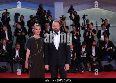 (180830) -- VENEDIG (ITALIEN), 30. Aug. 2018 -- Regisseur Yorgos Lanthimos (R) und Schauspielerin Ariane Labed nahmen an der Premiere des Films der Favorit beim 75. Internationalen Filmfestival Venedig in Venedig, Italien, 30. Aug. 2018 Teil. ) ITALIEN-VENEDIG-FILMFESTIVAL- DER FAVORIT-PREMIERE CHENGXTINGTING PUBLICATIONXNOTXINXCHN Stockfoto