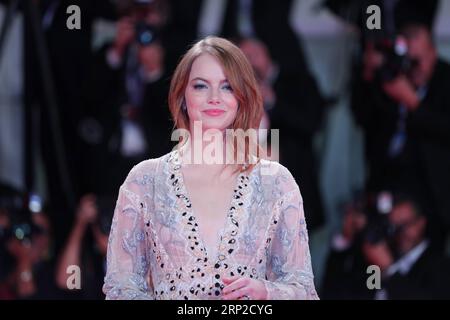 (180830) -- VENEDIG (ITALIEN), 30. Aug. 2018 -- Schauspielerin Emma Stone nimmt an der Premiere des Films der Favorit beim 75. Internationalen Filmfestival Venedig in Venedig, Italien, 30. Aug. 2018 Teil. ) ITALIEN-VENEDIG-FILMFESTIVAL- DER FAVORIT-PREMIERE CHENGXTINGTING PUBLICATIONXNOTXINXCHN Stockfoto