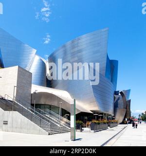 Walt Disney Concert Hall im Zentrum von Los Angeles, Kalifornien, entworfen vom renommierten Architekten Frank Gehry. LA USA Stockfoto
