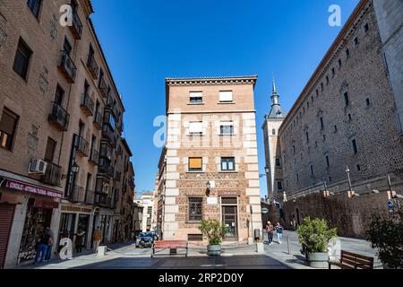 Toledo, Spanien – 17. FEBRUAR 2022: Typische Architektur und Blick auf die Straße in Toledo, Castilla La Mancha, Spanien. Stockfoto