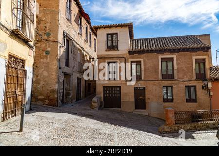 Toledo, Spanien – 17. FEBRUAR 2022: Typische Architektur und Blick auf die Straße in Toledo, Castilla La Mancha, Spanien. Stockfoto