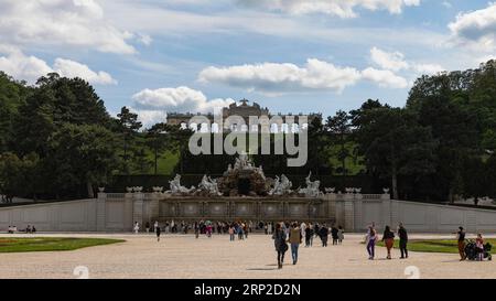 Besucher vor dem Neptun-Brunnen, Gloriette hinten, Schlosspark Schönbrunn, Wien, Österreich Stockfoto