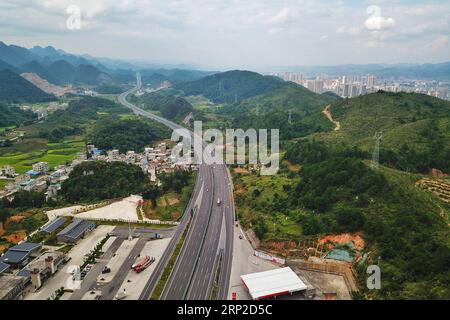 (180831) -- ZHENFENG, 31. August 2018 (Xinhua) -- Luftaufnahme vom 30. August 2018 zeigt den Huixing Expressway, der durch die Karstform im Kreis Zhenfeng, Provinz Guizhou im Südwesten Chinas, führt. Guizhou hat bis Ende 2017 eine 5.833 Kilometer lange Schnellstraße gebaut. (Xinhua/Liu Xu) (sxk) CHINA-GUIZHOU-EXPRESSWAY-VIEW (CN) PUBLICATIONxNOTxINxCHN Stockfoto