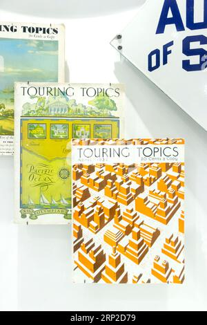 Vintage-Sammlung von „Touring Topics“-Magazinen mit verschiedenen Cover-Designs und historischen Themen aus dem frühen 20. Jahrhundert. Stockfoto