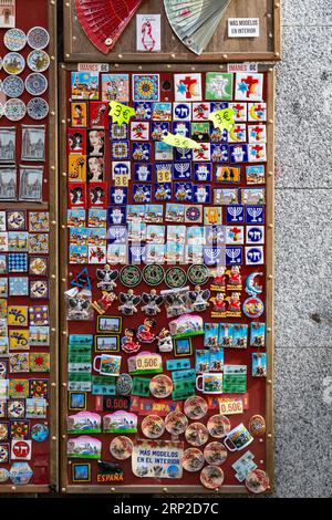 Toledo, Spanien - 17. Februar 2022: Verkauf traditioneller touristischer Keramikartikel in einem Souvenirladen in Toledo, Spanien. Stockfoto